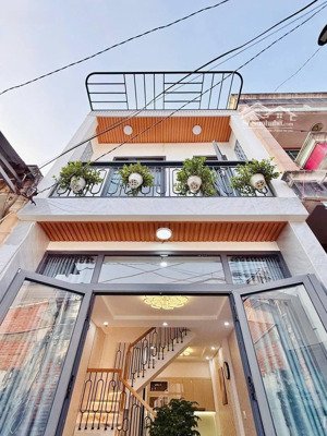 nhà đẹp .chỉ việc xách va ly vào ở 45m2 tại q3 giá chỉ 2,5 tỷ