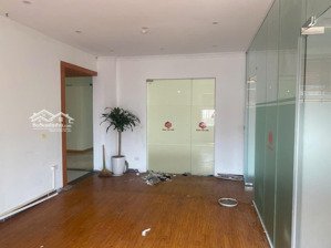 cho thuê văn phòng tại nguyễn chí thanh sàn 100m2, giá 27tr, gửi xe miễn phí, phòng vuông vắn