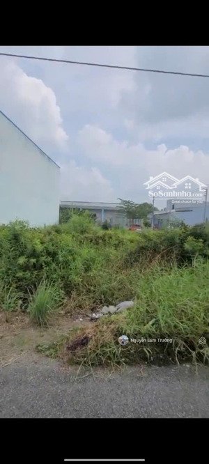 tôi cần tiền nên bán lổ lô đất ở xã mỹ lộc, h.cần giuộc diện tích 94m2 sổ hông riêng gía 685 triệu