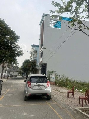 82.5m tại khu đấu giá dg06 thị trấn quốc oai ( nay thuộc xã quốc oai)