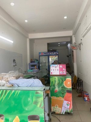 cho thuê nguyên căn nhà mặt tiền phạm văn đồng làm vp cty- gia đình ở . giá 14tr/th