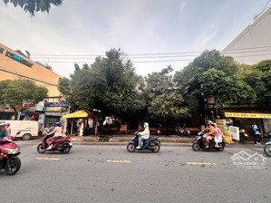 bán nhà góc 2mtkd dương đức hiền ( gần lê trọng tấn ) dt : 16x18m - cấp 4 - gía : 37 tỷ