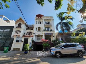 hàng hiếm!chủ cần bán toà nhà mặt tiền đường nguyễn văn hưởng thảo điền quận 2.dt:8x24m giá 70 tỷ.