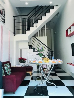 nhà phố cho thuê, 1 trệt 1 lầu, có chỗ đậu ô tô, full nội thất, vô ở ngay, khu dân trí cao