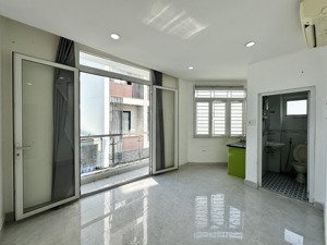 cho thuê căn hộ bancol 28m2 đón nắng, gần vx dân chủ, thang máy, cho nuôi pet, có thể ở liền