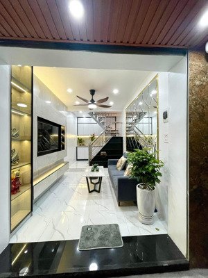 bán nhà ngõ chợ văn chương. xây 18m2 x 5 tầng. có sổ đỏ riêng. giá 5,6 tỷ.