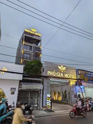 bán khách sạn siêu đẹp mặt tiền đường lê văn lương. quận 7 (6,5x50m) hđt; 100triệu/th; giá; 45tỷ