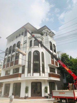 cho thuê văn phòng 3 tầng nhà lô góc 100m2/sàn, nhà mới tinh, hoàn thiện full