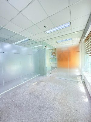 chính chủ cho thuê văn phòng tại khuất duy tiến, 33 triệu, 130 m2, đầy đủ nội thất + chi sẵn phòng