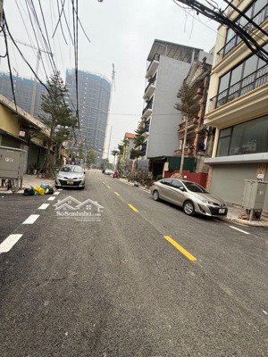 lô góc ngõ thông. ô tô vào nhà . gần dự án shunshine. 10m ra ô tô tránh