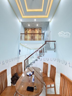 chủ gửi bán nhà gác lững phường biên hoà( hoá an củ). dt: 64m2. giá: 2tỷ650 đường nhựa 2 xe hơi