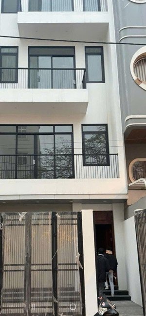 cho thuê nhà mới - 126m2 xây 5 tầng thang máy - vp, cty...
