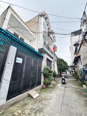 nhà 6.7tỷ 3 tầng 4 phòng ngủ, 3wc, phía sau có 5 phòng trọ tháng 12 triệu gần cây xăng nhơn hòa