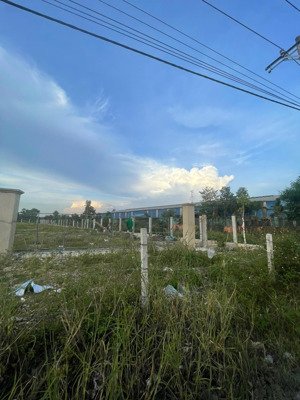 khu đất 2mt đường kênh 8 dt 12.500m2 sát võ trần chí giá bán : 5.5tr/m2