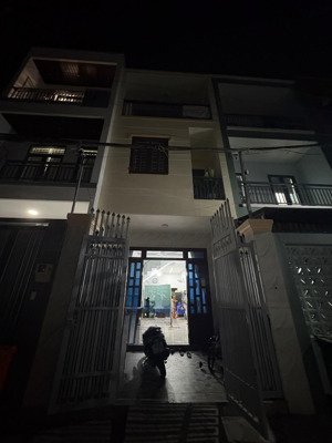 - nhà 3 tầng , 55m ( 4x13.7) , đường 46 , phú hữu , tp thủ đức.(5ty390)