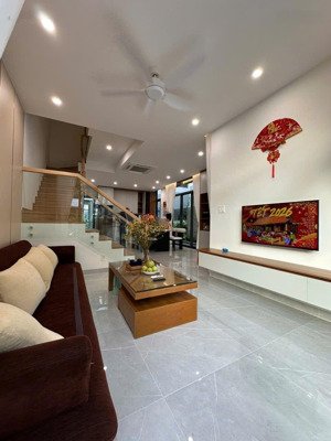 cho thuê căn kế góc 7x15 full nội thất mới 100% gồm 4pn - 4wc tại id junction