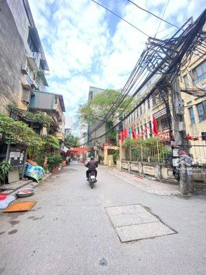 toà nhà văn phòng 9 tầng lô góc. thang máy, dòng tiền khủng, ngõ thông ô tô tránh trung tâm đống đa