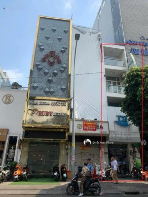 còn sót lại,khan hiếm!chủ cần bán nhà mt đường lê thị riêng p.bến thành quận 1.dt:3x14m giá 21 tỷ.