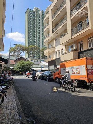 bán toà nhà 6 tầng phó cơ điều đoạn 2 chiều cạnh bv chợ rẫy phù hợp mở phòng khám hoặc văn phòng