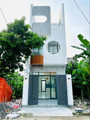 bán nhà đẹp mới xây 1 trệt 2 lầu , khu dân cư đông đúc đối diện chợ long phước
