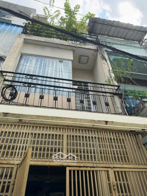 hxh trần hưng đạo q1 cách mt chỉ 20m, dt 3.2x12m, trệt 2 lầu, oto đổ cửa, giá rẻ