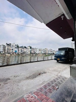 nhà nguyễn văn cừ, long biên, một mặt ô tô tránh, một mặt ô tô và view hồ, thoáng sáng, kinh doanh