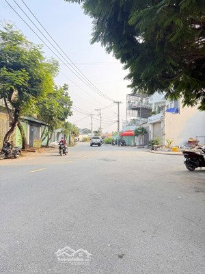 bán lô góc 2 mặt tiền đẹp kinh doanh sầm uất sát bên khu đô thị đông tăng long