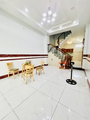 xe hơi ngủ trong nhà cho thuê 3pn và kinh doanh có nước nóng năng lượng mặt trời phan huy ích