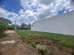 một cặp đất nền cao ráo, mặt tiền đường oto, ngay trạm y tế xã. giá 730 triệu/ 180m2/ 1 lô