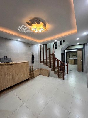 nhà mới xây thang máy, 5 tầng, 6 pn, sổ đỏ vuông, về ở luôn.