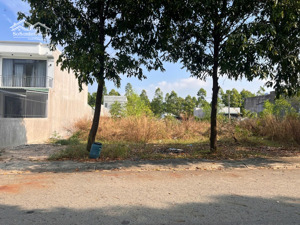 bán 150m sát ql13 , 150m2 full thổ cư , đường nhựa 16m , sổ hồng riêng