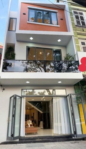 bán nhà đường hữu nghị, nằm ngay đh sư phạm kỹ thuật, đang cho thuê 25 triệu/tháng. shr