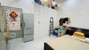 nhà cc lầu 1 tiện di chuyển lên xuống. ngay sát trần hưng đạo, phố kinh doanh kim hoàn tt quận 5