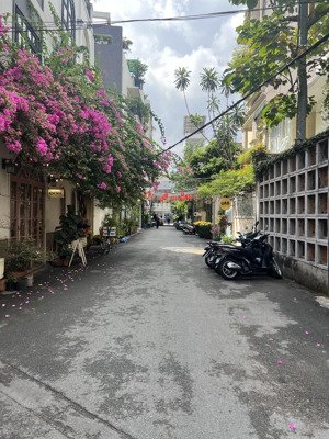 hxh lê văn sỹ, 9,9 tỷ, 110m2, mặt tiền 3.2m. vị trí thông ra trường sa 30m