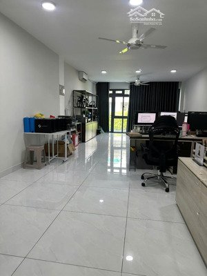 nhà phố hoàn thiện đẹp dt 5x20m gần hồ bơi vạn phúc, 1 hầm 4 tầng, full máy lạnh, giá 35tr/tháng