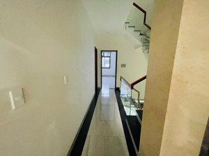 1 hầm 1 trệt 1 lầu, lối đi riêng, 5x21.5, mt đường 20m, gần tiện ích, khu vực sầm uất