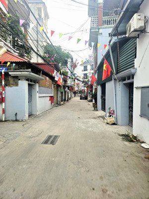 nhà đẹp ở ngay thạch bàn + cổ linh 5 tầng đủ công năng - gần đường lớn - giá tốt nhất khu vực 7,3tỷ