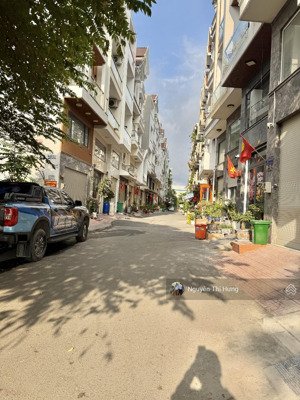 cho thuê nhà phố kdc đồng bộ hoàng quốc việt q7-4.2x12.5m,3l+4pn+ntcb*giá : 22tr ( sơn mới sạch sẽ