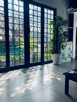 sát q10! cho thuê gấp nhà 2 tấm đường 8m thiên phước. dt: (5,5x10)m giá: 15 triệu/tháng