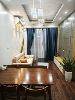 bán nhanh căn hộ 3 phòng ngủ để lại toàn bộ nội thất n08a sài đồng. 80m2. gía 5 tỷ. lh: 