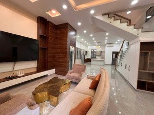 cho thuê biệt thự mặt tiền ngô quang huy , thảo điền - giá chỉ 118 triệu quá rẻ 