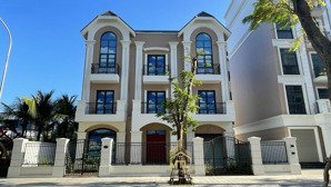 bán biệt thự song lập 3 tầng tại vinhomes grand park, 28 tỷ, 200m2, hàng hiếm uy tín