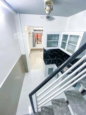 * nhà trung tâm q5, sát q1, hẻm thông gần mặt tiền trần phú