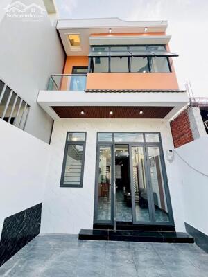 Nhà Trệt Lầu Xây Mới Có Sân Đậu Ô Tô - Nằm kế trường Đại học Tây Đô