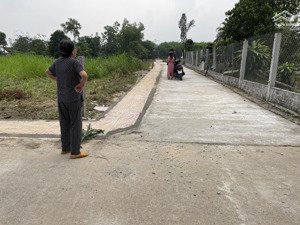 đất gần tp quảng ngãi giá rẻ, sổ đỏ sẵn công chứng ngay, cao ráo, cạnh bên ubnd xã lh: 