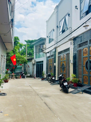 1/ đường số 10, p. bình hưng hòa, bình tân
gần eaomall tân phú 5 x 11m. 1 lầu giá 4.7 tỷ tl