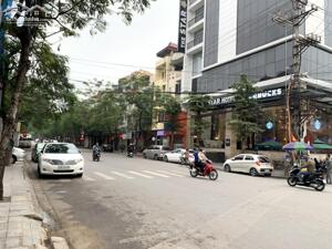 Cho thuê nhà căn góc DTSD: 360m2 phố Văn Cao vỉa hè rộng, dễ nhận diện, đoạn đẹp.