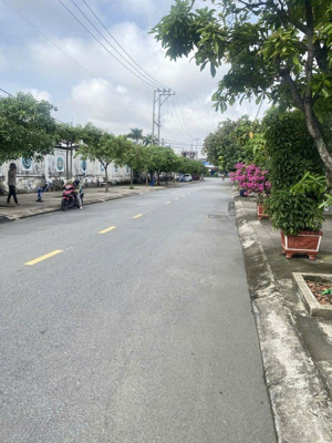 chủ gửi bán nhà mặt tiền đường số 3, p. cát lái quận 2 đường ô tô 2 chiều, đất ngang 7m giá tlcc