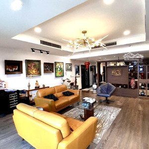 căn chung cư rộng thênh thang. nội thất sang trọng