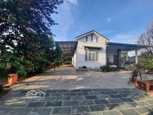 khu nhà + vườn cây 1100m2, phần nhà ở 300m2, gồm 3 phòng ngủ đường xe hơi mới làm sạch sẽ